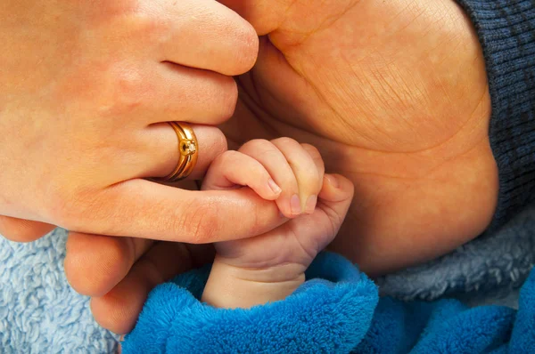 Main de bébé dans les mains des parents — Photo