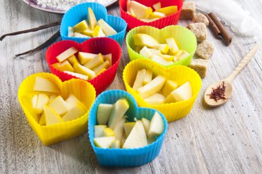 Ev yapımı elma pasta pişirme