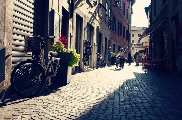 Enge straße in arco, norditalien — Stockfoto