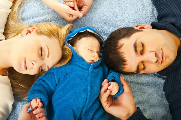 Familia durmiendo con el bebé — Foto de Stock