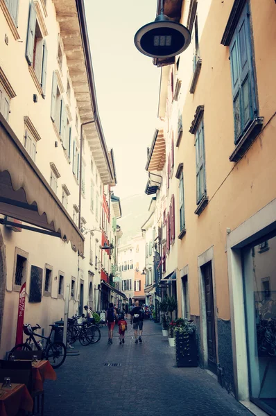 Street café i Arco, norr-Italien — Stockfoto