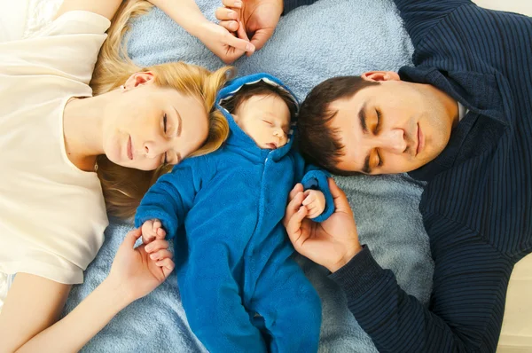 Familia durmiendo con el bebé — Foto de Stock