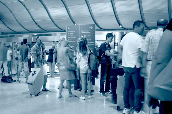 Mensen in de zaal van Marco Polo Airport — Stockfoto