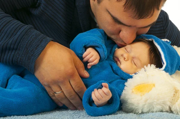 Babalar günü. Babası ile uyuyan bebek — Stok fotoğraf