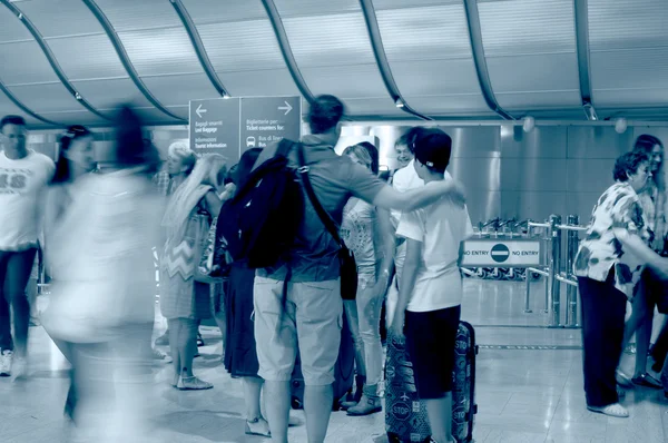 Mensen in de zaal van Marco Polo Airport — Stockfoto