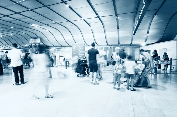 Personnes dans le hall de l'aéroport Marco Polo — Photo