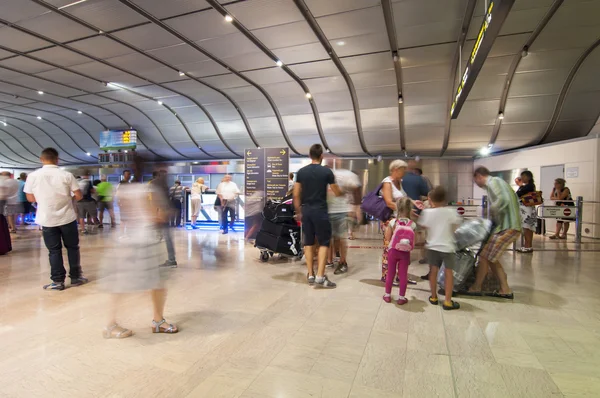 홀의 마르코 폴로 공항에서 사람들 — 스톡 사진
