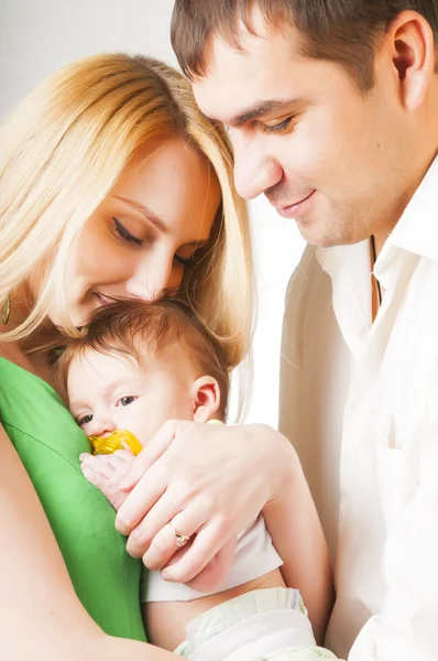 Familia feliz con el niño — Foto de Stock