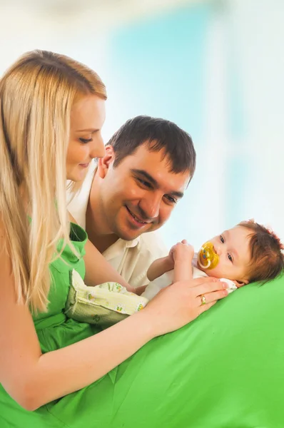 ครอบครัวที่มีความสุขกับลูก — ภาพถ่ายสต็อก