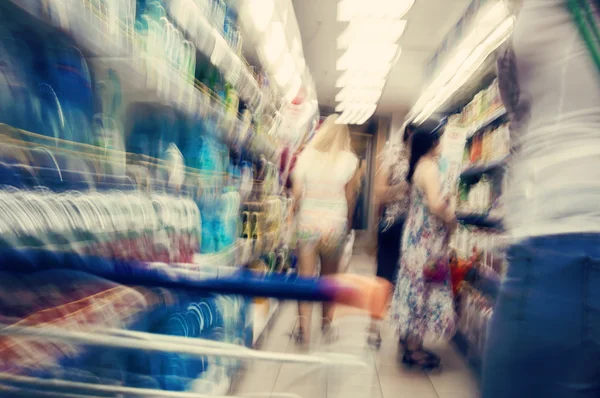 Pessoas escolhendo produtos no supermercado — Fotografia de Stock