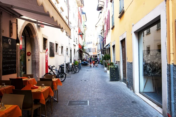 Straßencafé in arco, norditalien — Stockfoto