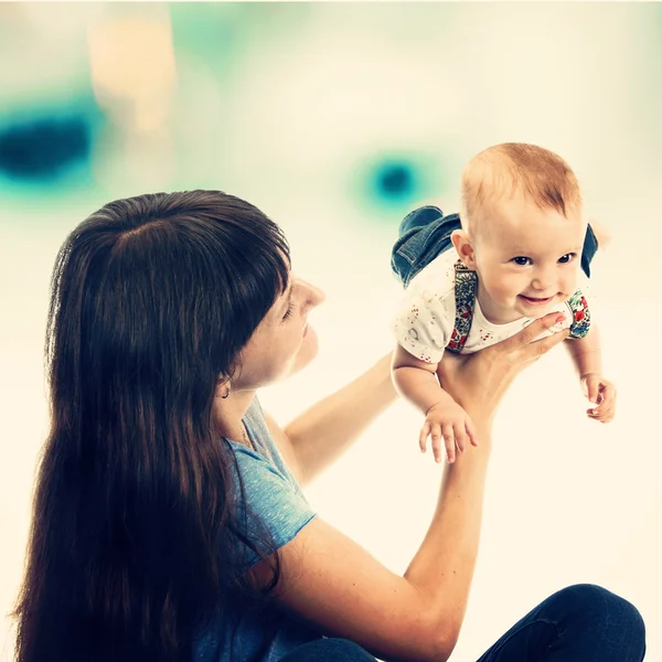 Moeder met kleine dochter spelen — Stockfoto