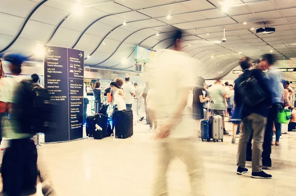 Pessoas no hall do Aeroporto Marco Polo — Fotografia de Stock