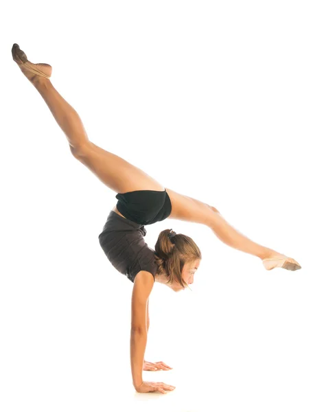 Flickan gör Gymnastisk övning — Stockfoto