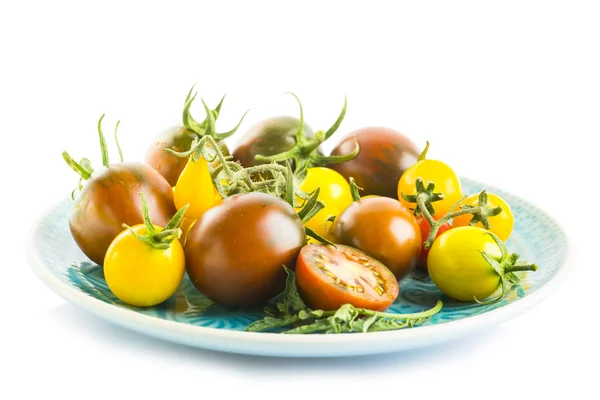 Tomat matang segar di piring — Foto Stok Gratis