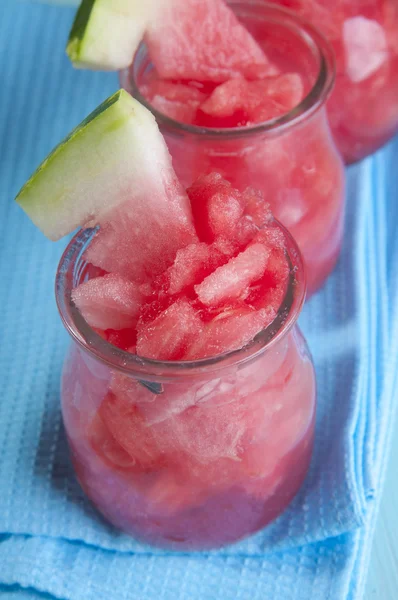 Watermeloen granita met segmenten van meloen — Stockfoto