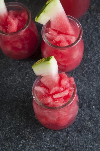 Watermeloen granita met segmenten van meloen — Stockfoto