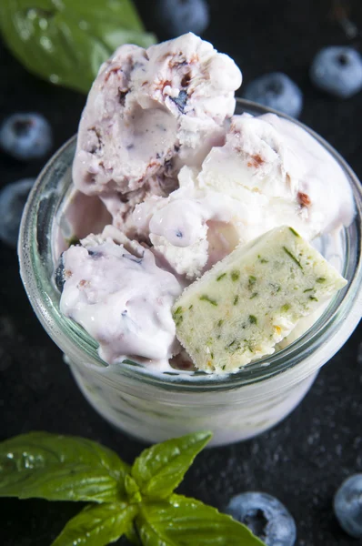 Homemade ice cream with blueberries and basil — Free Stock Photo