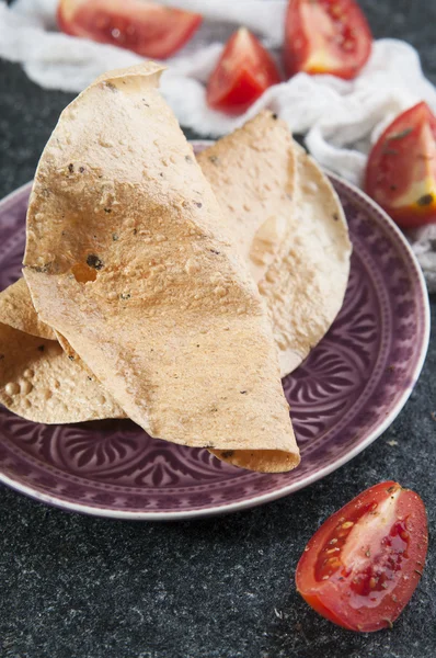 Papad caseiro com tomates fatiados — Fotografia de Stock