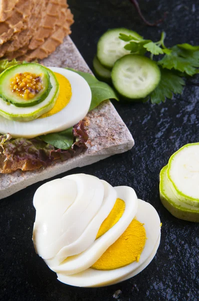 Sandwich dietetic dengan telur dan sayuran — Stok Foto