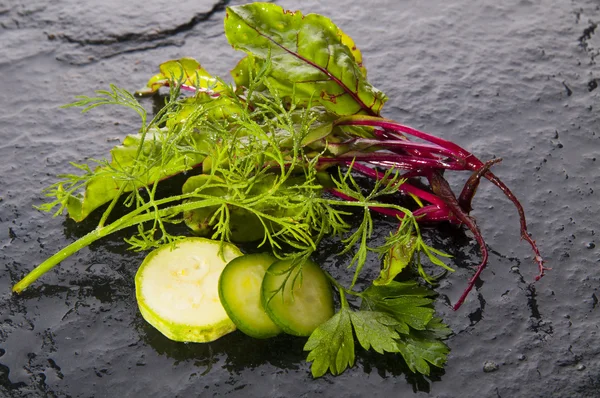 Zöldségek és friss fűszernövények — Stock Fotó