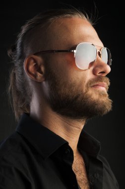 Kendine güvenen erkek güneş gözlüğü