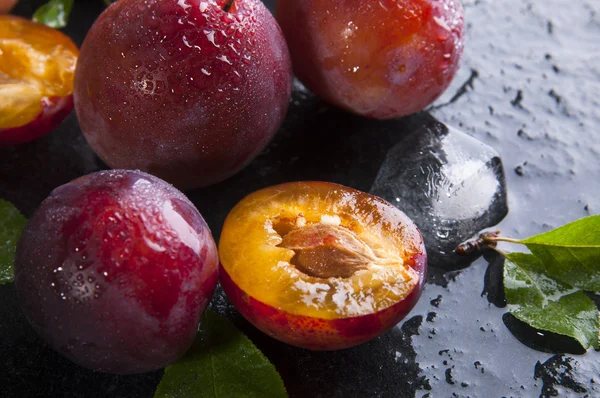 Plum matang dengan daun — Foto Stok Gratis