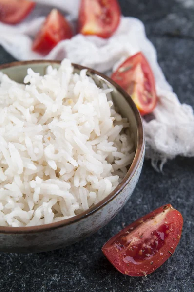 Reis in Schüssel und geschnittene Tomaten — Stockfoto