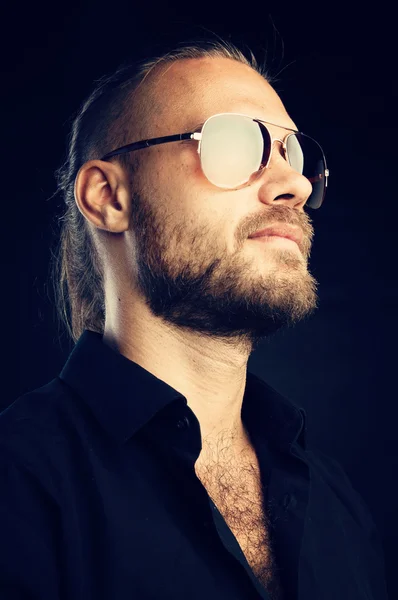 Magabiztos férfi napszemüveg — Stock Fotó