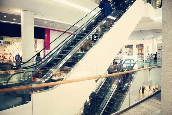 Escalators at the shopping mall — Stock Photo, Image