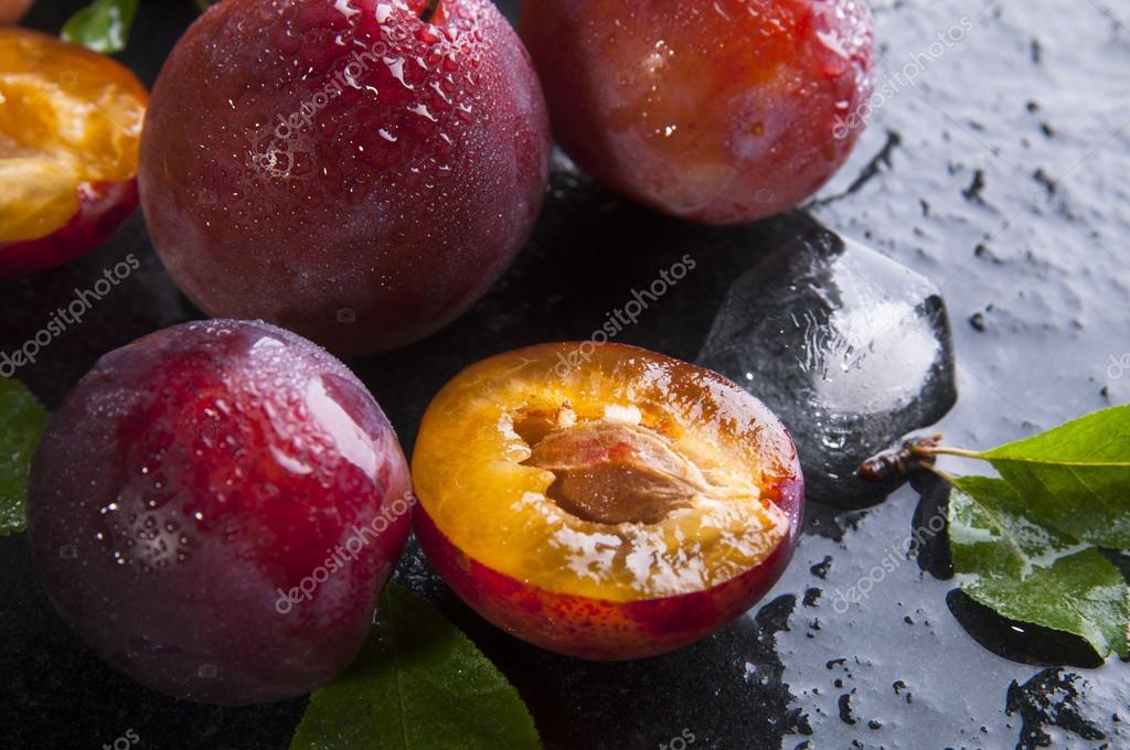 Ripe plums with leaves — Free Stock Photo © nanka-photo #83586762