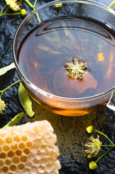 Versare il tè di tiglio, fiori e miele pettine — Foto stock gratuita