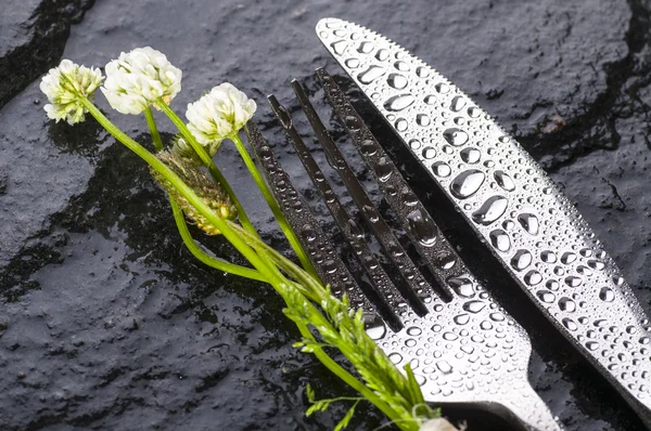 Forchetta e coltello con piccoli fiori bianchi — Foto Stock