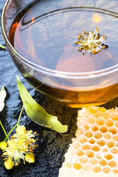 Té de tilo, flores y panal de miel —  Fotos de Stock