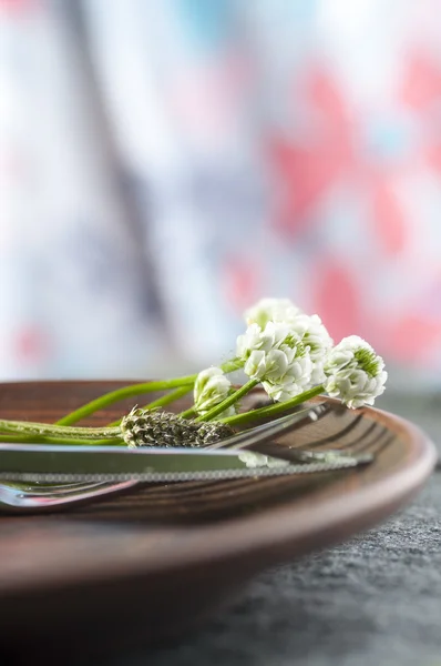 Plats inställningen dekorerad med blommor — Stockfoto