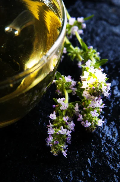 Kruidenthee in cup en bloemen — Stockfoto