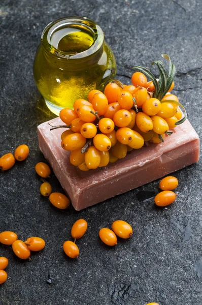 Sanddorn Öl, Seife und Beeren — Stockfoto