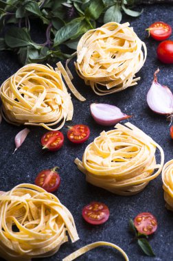 makarna yuva, sebze ve otlar