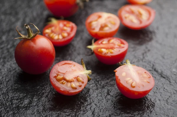 Primer plano de los tomates cherry picados — Foto de stock gratis