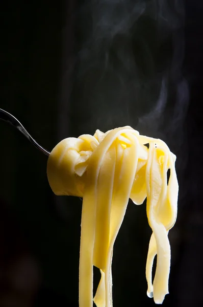 Pasta italiana caliente enrollada en un tenedor — Foto de stock gratis