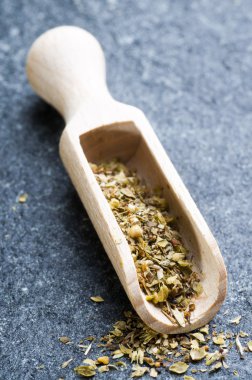 otlar ve baharatlar tahta kaşık karıştırmak