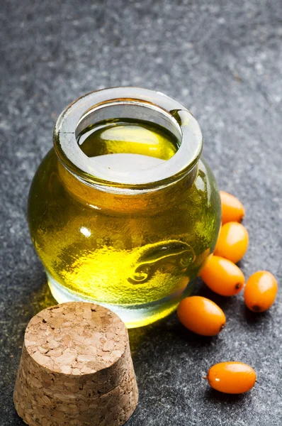 Sanddorn Öl und Beeren — Stockfoto