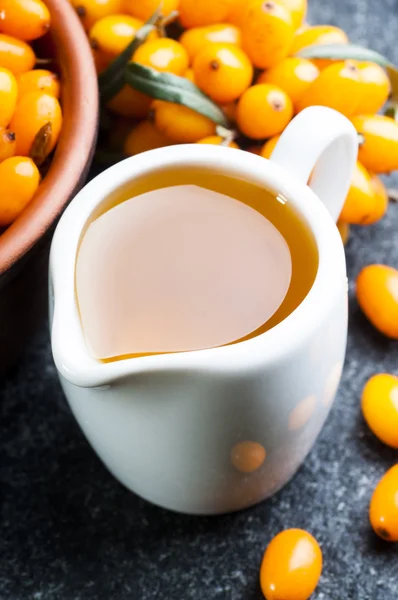 Sanddorn Öl und Beeren — Stockfoto