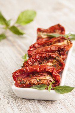 İtalyan güneşi kurutulmuş domatesler