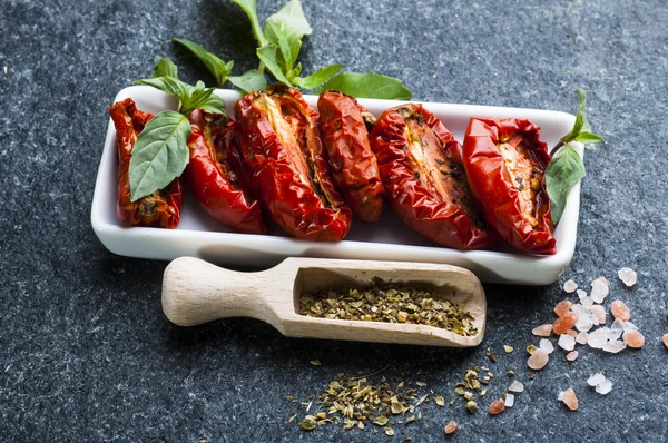 Sušenými rajčaty, byliny a koření — Stock fotografie
