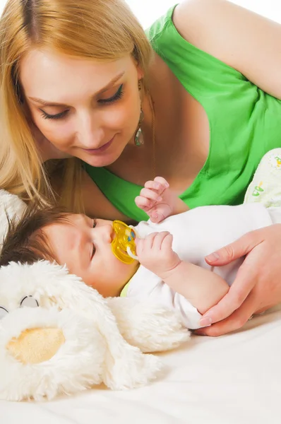 Piccolo bambino con madre — Foto Stock