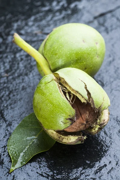 Reife Walnüsse mit Blatt — kostenloses Stockfoto