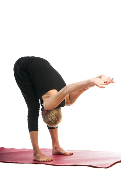 Mujer en yoga Uttana trikonasana pose — Foto de Stock
