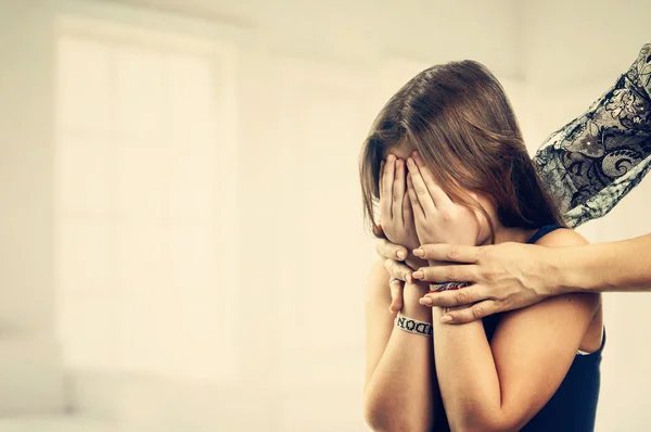 Crying teenage girl — Stock Photo, Image