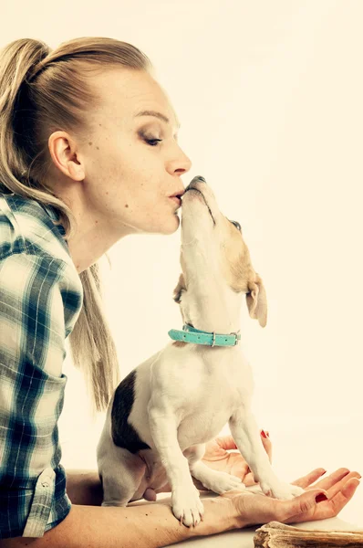 Woman kissing puppy — Stock Photo, Image